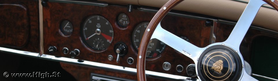 The magificant dashboard of the Jaguar